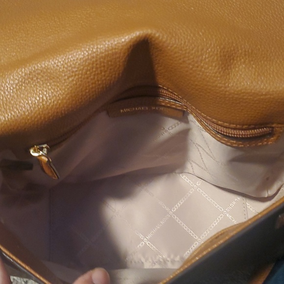 Michael Kors Purse Crossbody *free shipping* - Picture 8 of 12